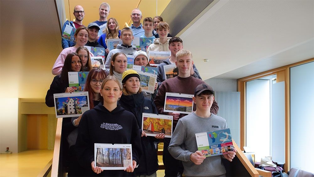 Im Fach Gestaltungs- und Medientechnik beschäftigten sich 19 Schüler/-innen im Technischen Gymnasium am BSZ Radolfzell mit der mehrwöchigen Projekt-Aufgabe, charakteristische Ansichten aus dem Landkreis Konstanz zu gestalten.